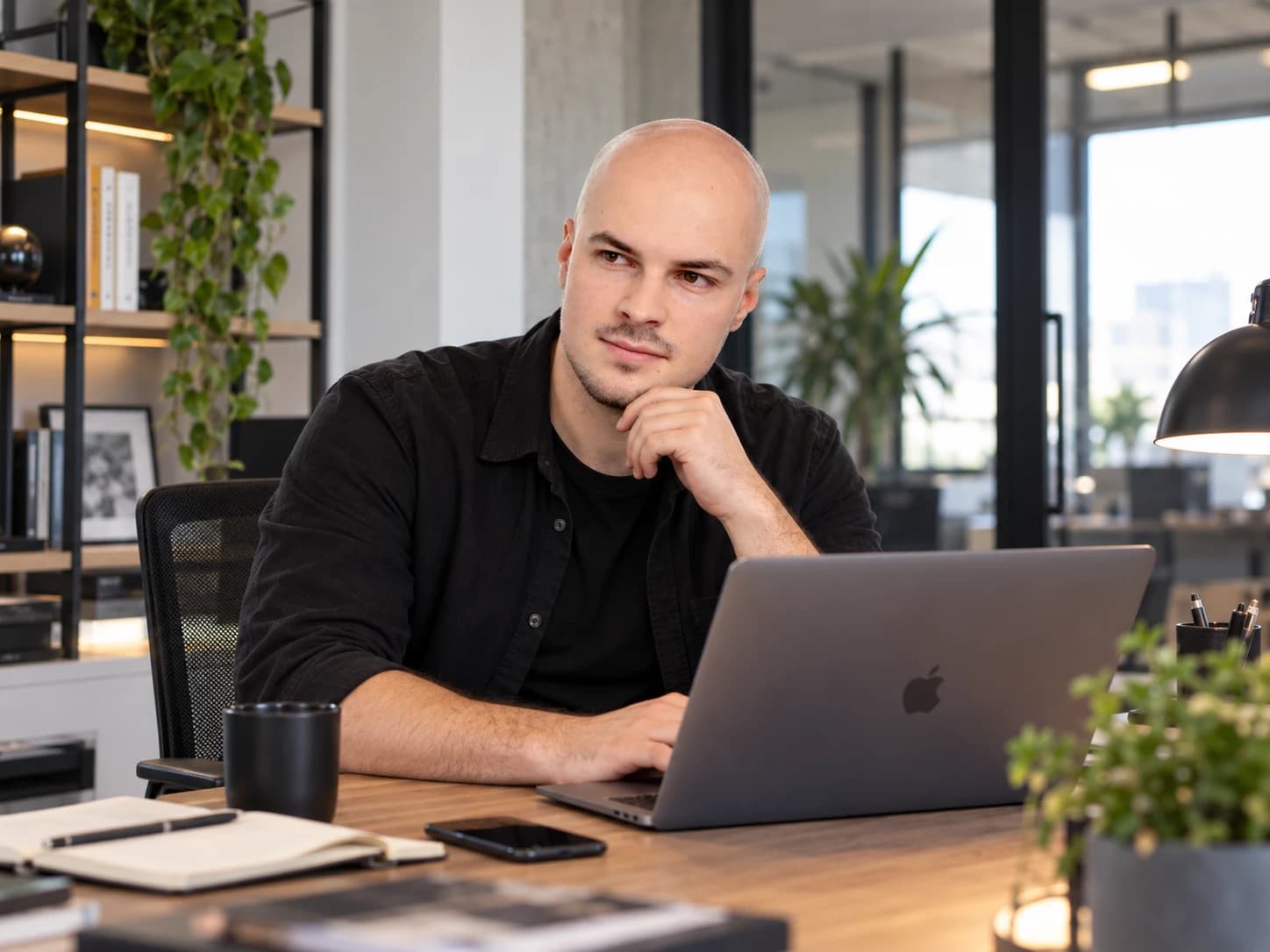 Alex, Gründer von Grafikbuddy, am Schreibtisch mit Laptop